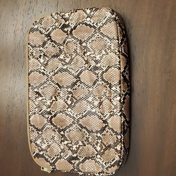 STEVE MADDEN faux reptile skin bag. - Picture 2 of 7